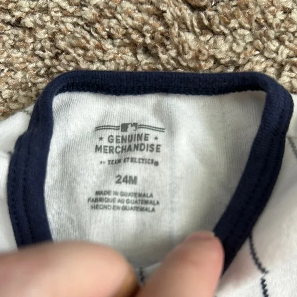 TODDLER NEW YORK YANKEES SNAP ROMPER - Picture 3 of 8